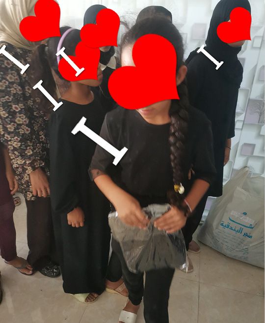 album – Distribution of children’s clothes – Baghdad – 2526