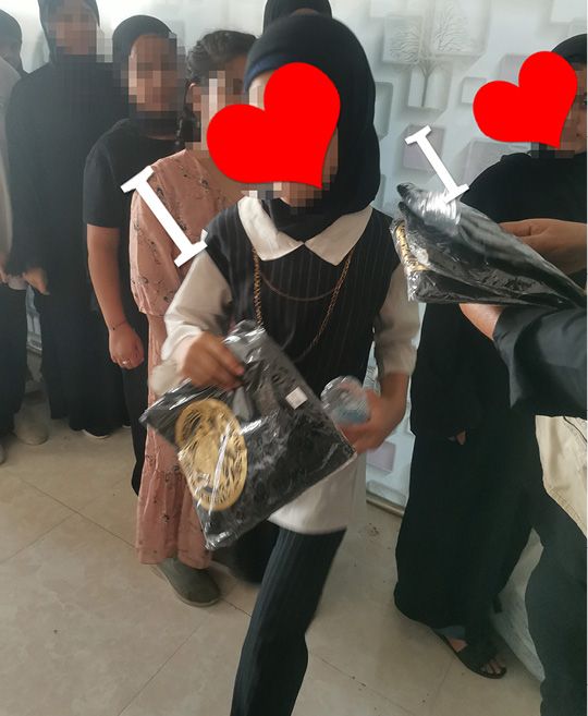 album – Distribution of children’s clothes – Baghdad – 2527